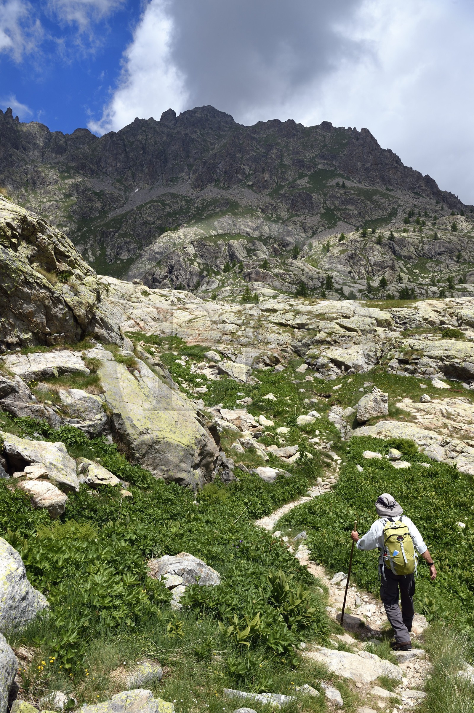 France, Alpes-Maritimes (06), parc national du Mercantour, vallée de la Valmasque, randonneur sur le sentier franchissant le verrou glaciaire
