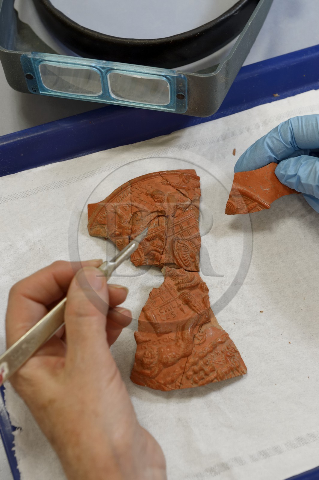 France, Isère (38), Vienne, Centre de restauration et d'étude archéologique municipal (CREAM), atelier de conservation-restauration d'objets archéologiques en métal, verre, céramique ainsi que de moulage et de conservation préventive, médaillon d'applique datant du IIème-IIIème siècle représentant la Mort d'Hector qui se posait sur les vases