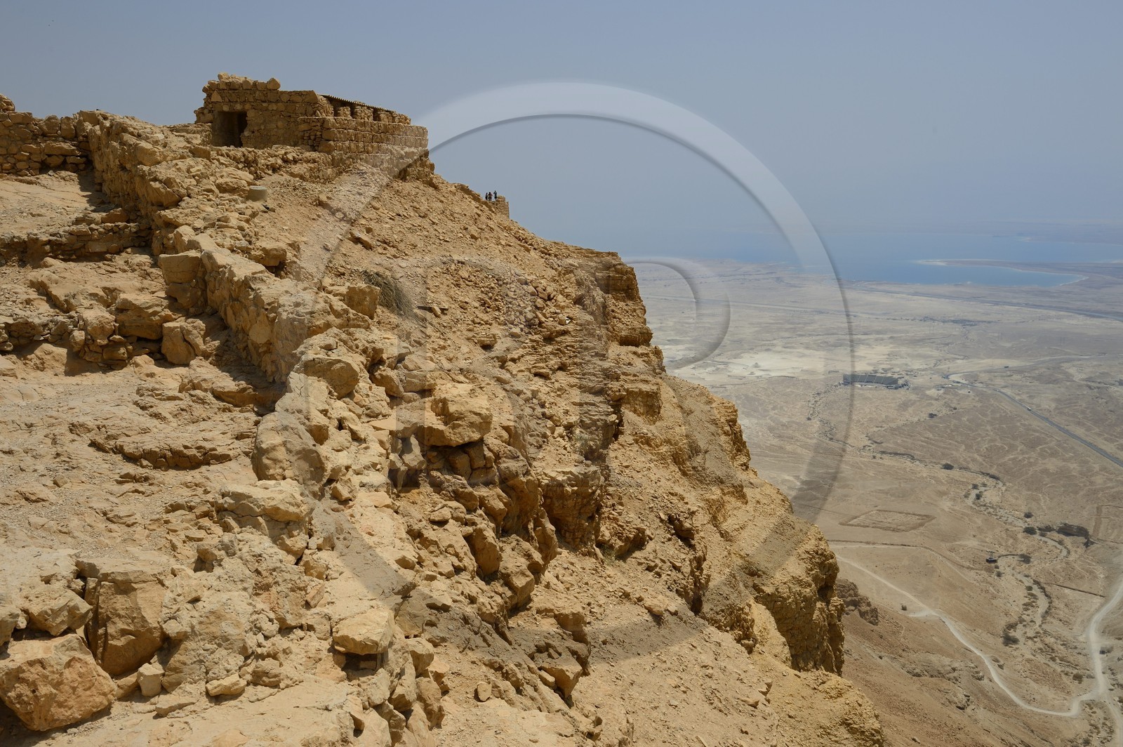 Israel, désert du Neguev, forteresse de Massada, classée Patrimoine Mondial de l'UNESCO, vue sur la Mer Morte, le sentier du serpent et les vestiges d'un camp romain