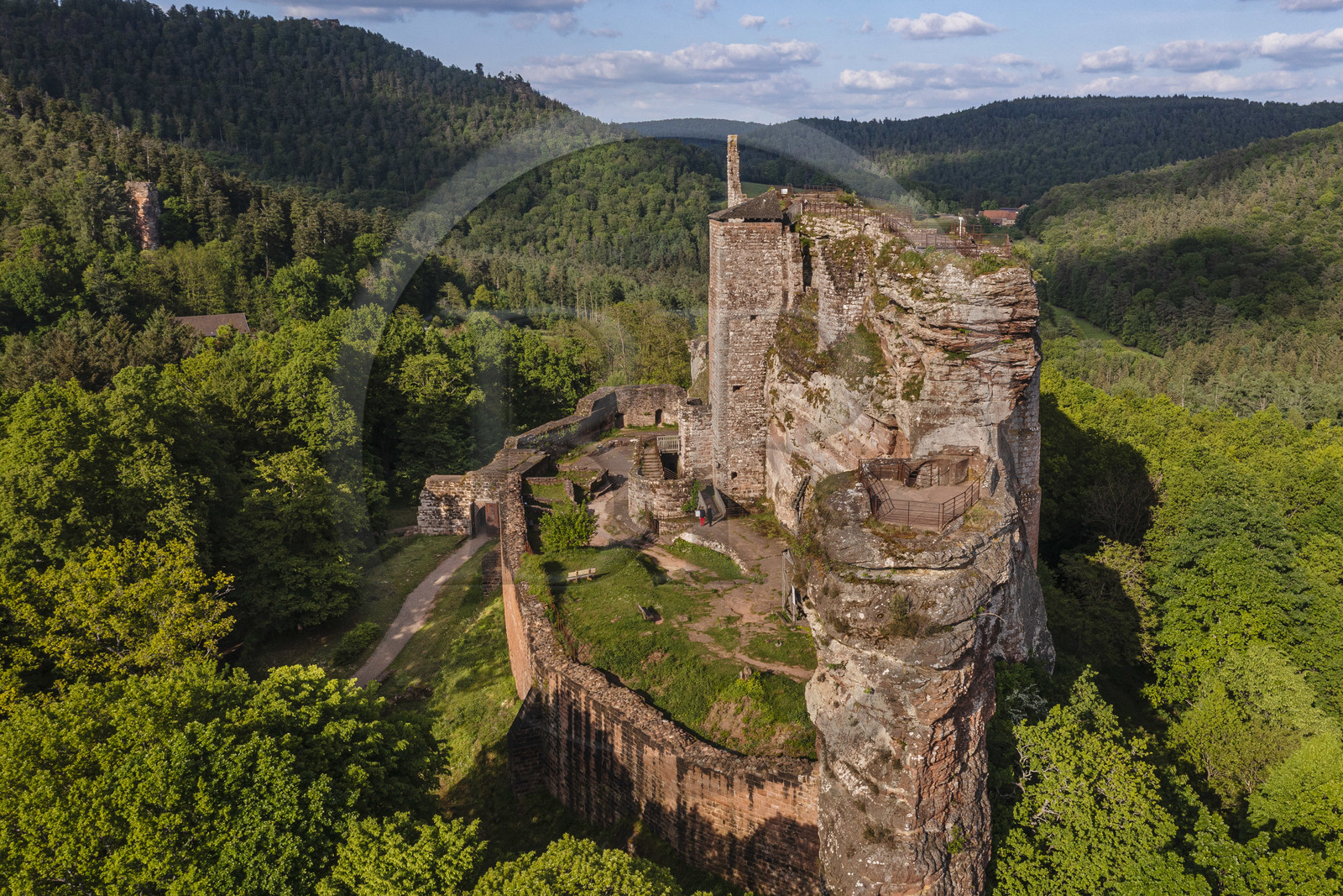 France, Bas-Rhin (67), Parc naturel régional des Vosges du Nord, Lembach, chateau de Fleckenstein (vue aérienne)