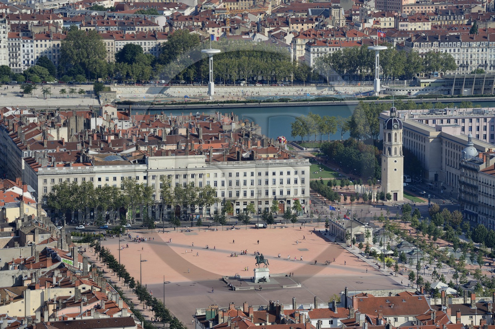 France, Rhône (69), Lyon, site historique classé Patrimoine Mondial de l'UNESCO, la place Bellecour dans le quartier de la Presqu'Ile et le Rhône en arrière plan