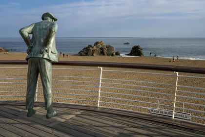 France, Loire Atlantique, Estuaire de la Loire, Saint Nazaire, beach of Saint-Marc-sur-Mer, statue of Mr. Hulot, character from the films of Jaques Tati