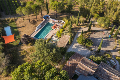 France, Var (83), Provence Verte, Bras, vers Saint-Maximin-la-Sainte-Baume, la maison d'hotes Le Peyrourier - une campagne en Provence (vue aérienne)