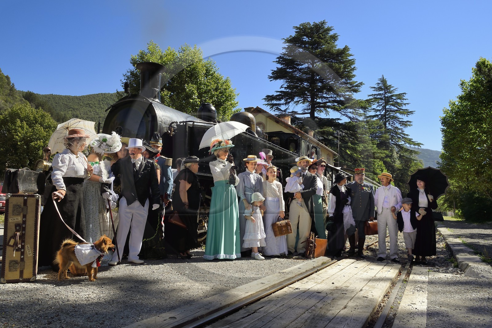 France, Alpes-Maritimes (06), Puget Théniers, le Train des Pignes, membres de l'AHVAE (Association d'histoire vivante et de d'archéologie expérimentale) en costume Belle Epoque devant la locomotive à vapeur