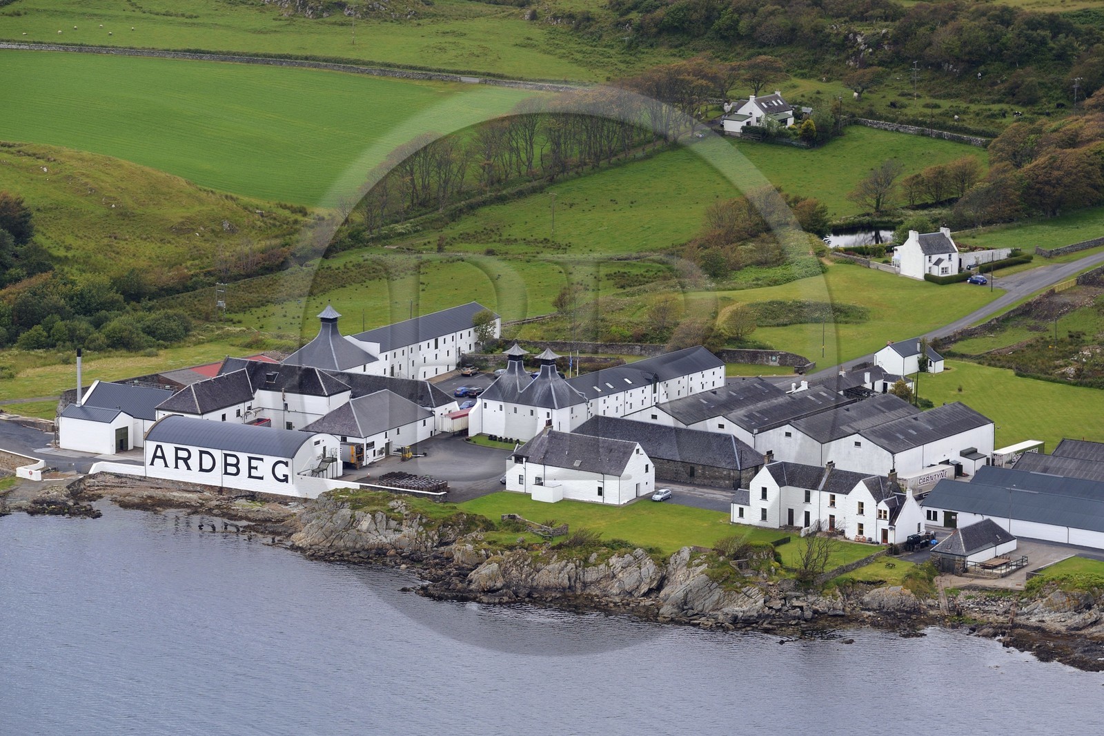 Royaume-Uni, Ecosse, Hébrides intérieures, Ile de Islay, Port Ellen, distillerie de whisky Ardbeg (vue aérienne)