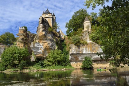 France, Dordogne (24), Périgord Noir, Thonac, le chateau de Belcayre sur son éperon rocheux au bord de la Vézère