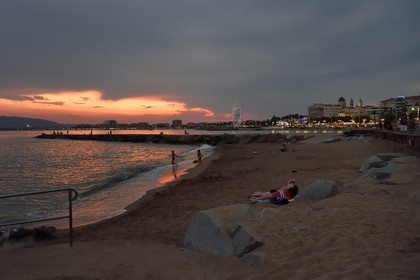 France, Var (83), Saint-Raphaël, plage de la ville au coucher de soleil