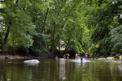 France, Dordogne (24), Périgord Noir, descente de la rivière Auvézère en canoé-kayak entre Cherveix-Cubas et Tourtoirac (avec Vert’Auvézère)