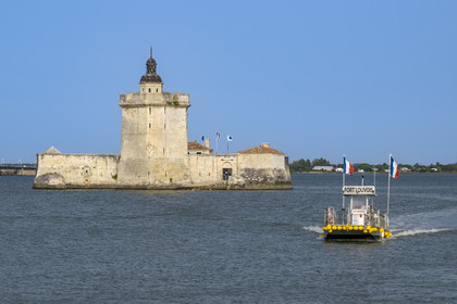 France, Charente-Maritime (17), Bourcefranc-le-Chapus, Fort Louvois aussi appellé Fort du Chapus et sa barge de liaison avec le continent