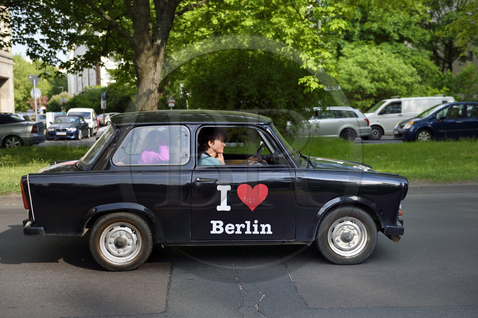 Allemagne, Berlin, la Karl-Marx Allee est la plus grande artère du pays menant d'Alexanderplatz à Frankfurter Tor et le régime communiste y faisait défiler son armée chaque année, voiture Trabant relookée
