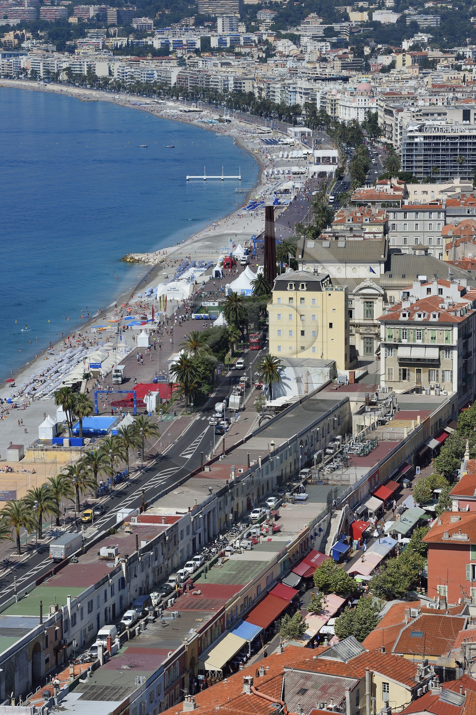 France, Alpes-Maritimes (06), Nice, le cours Saleya dans le vieux Nice et la Promenade des Anglais sur le bord de mer