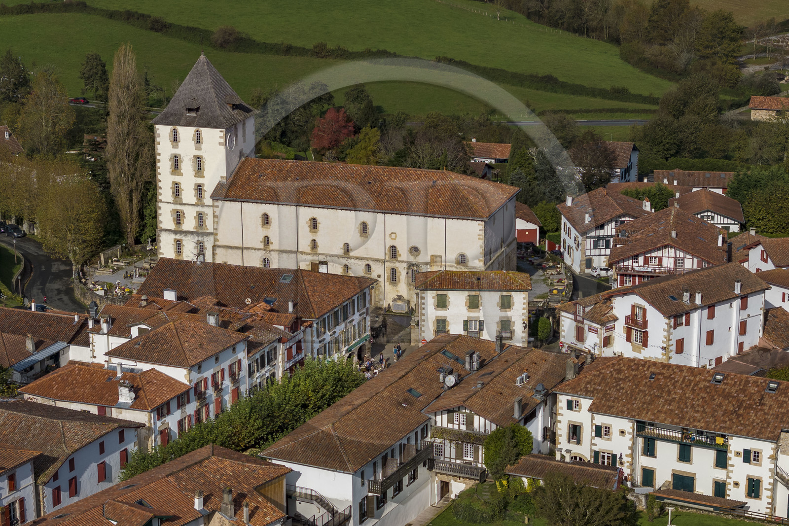 France, Pyrénées-Atlantiques (64), Pays-Basque, Sare, labellisé Les Plus Beaux Villages de France, église fortifiée Saint-Martin et la rue principale (vue aérienne)
