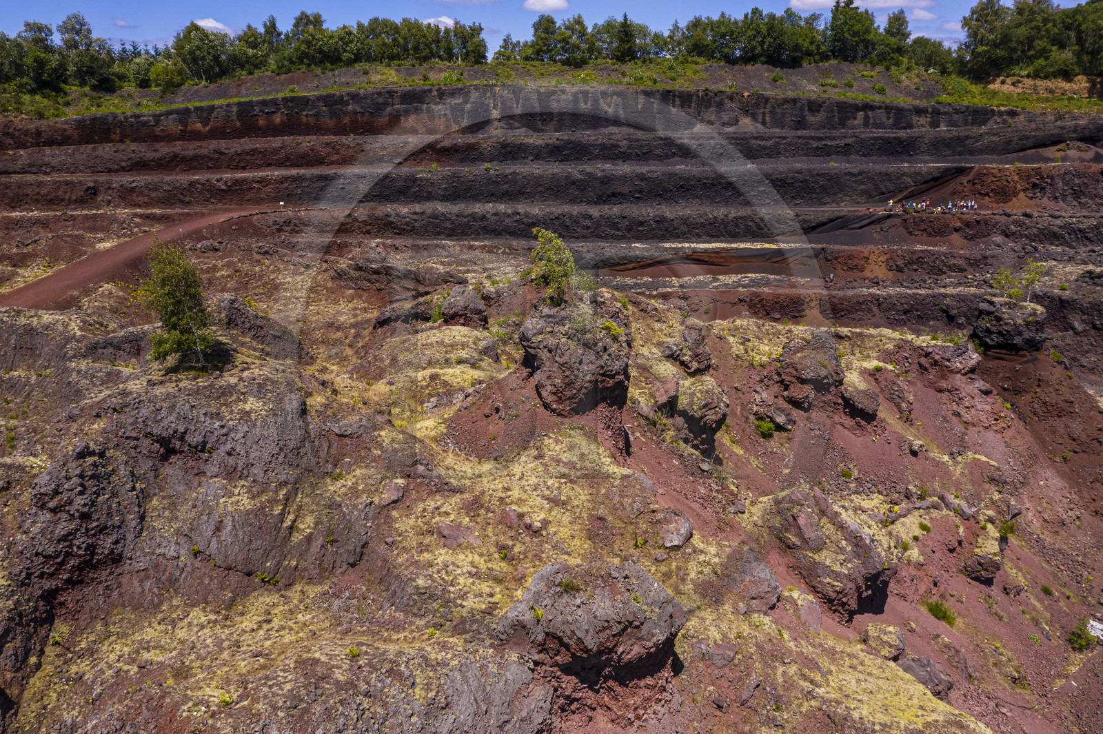 France, Puy-de-Dôme (63), Parc Naturel Régional des Volcans d'Auvergne, Chaine des Puys classée Patrimoine Mondial de l'UNESCO, Saint-Ours-les-Roches, volcan Lemptégy, ancienne carrière de pouzzolane devenue site pédagogique ouvert au public (vue aérienne)