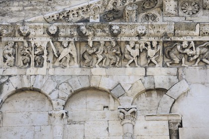 France, Gard (30), Nimes, détail de la façade de la Cathédrale Notre-Dame-et-Saint-Castor
