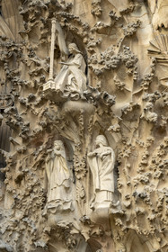 Espagne, Catalogne, Barcelone, quartier de l'Eixample, basilique de la Sagrada Familia de l'architecte du modernisme catalan Antoni Gaudi classée Patrimoine Mondial de l'UNESCO, façade de la Nativité