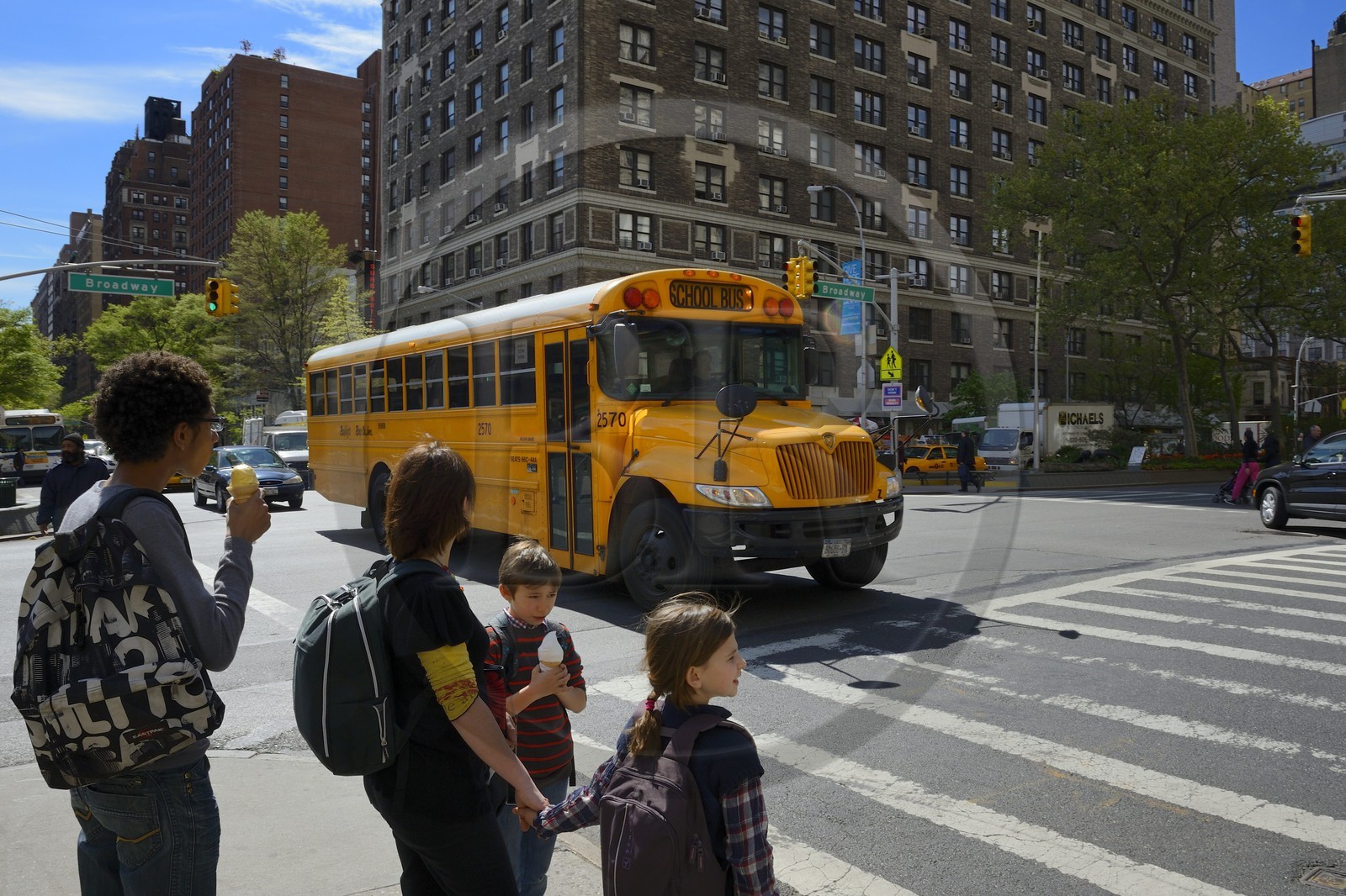Etats-Unis, New York, Manhattan, bus scolaire sur Broadway dans l'Upper West Side