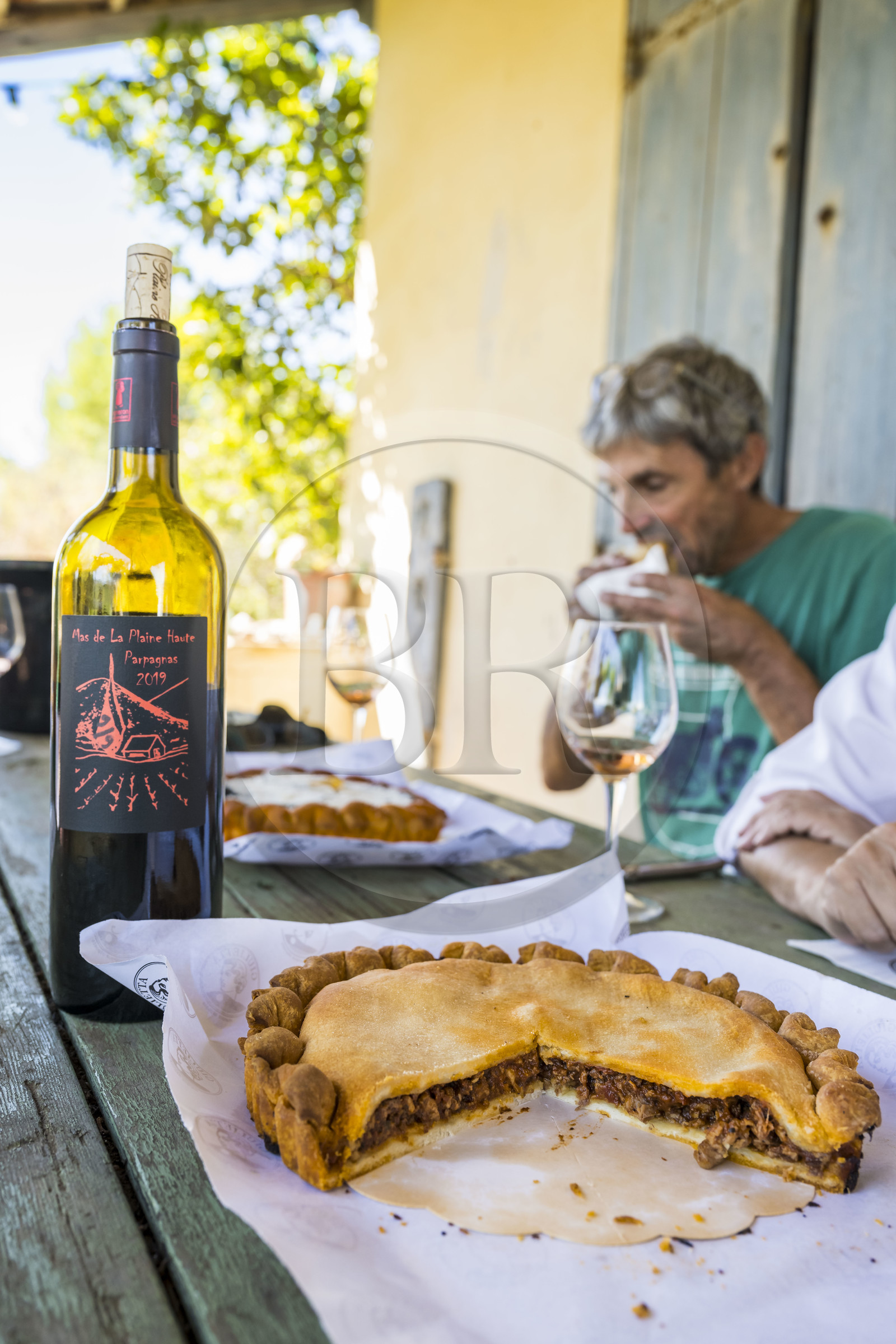 France, Hérault (34), Vic-La-Gardiole, Mas de la Plaine Haute, tielle à la sétoise, tourte ronde aux bords cannelés avec une garniture faite de poulpes mélangés à une sauce tomate pimentée