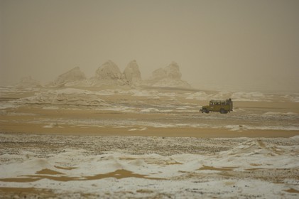 Egypte, désert libyque, tempêtre de sable dans le Désert Blanc au nord de Farafra