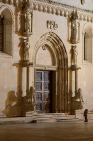 Croatie, Dalmatie, côte dalmate, Sibenik, cathédrale Saint-Jacques classée Patrimoine Mondial de l' UNESCO, portail avec les statues d'Adam et Eve