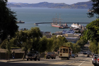 Etats-Unis, Californie, San Francisco, quartier de Russian Hill, cable car remontant Hyde street depuis le port