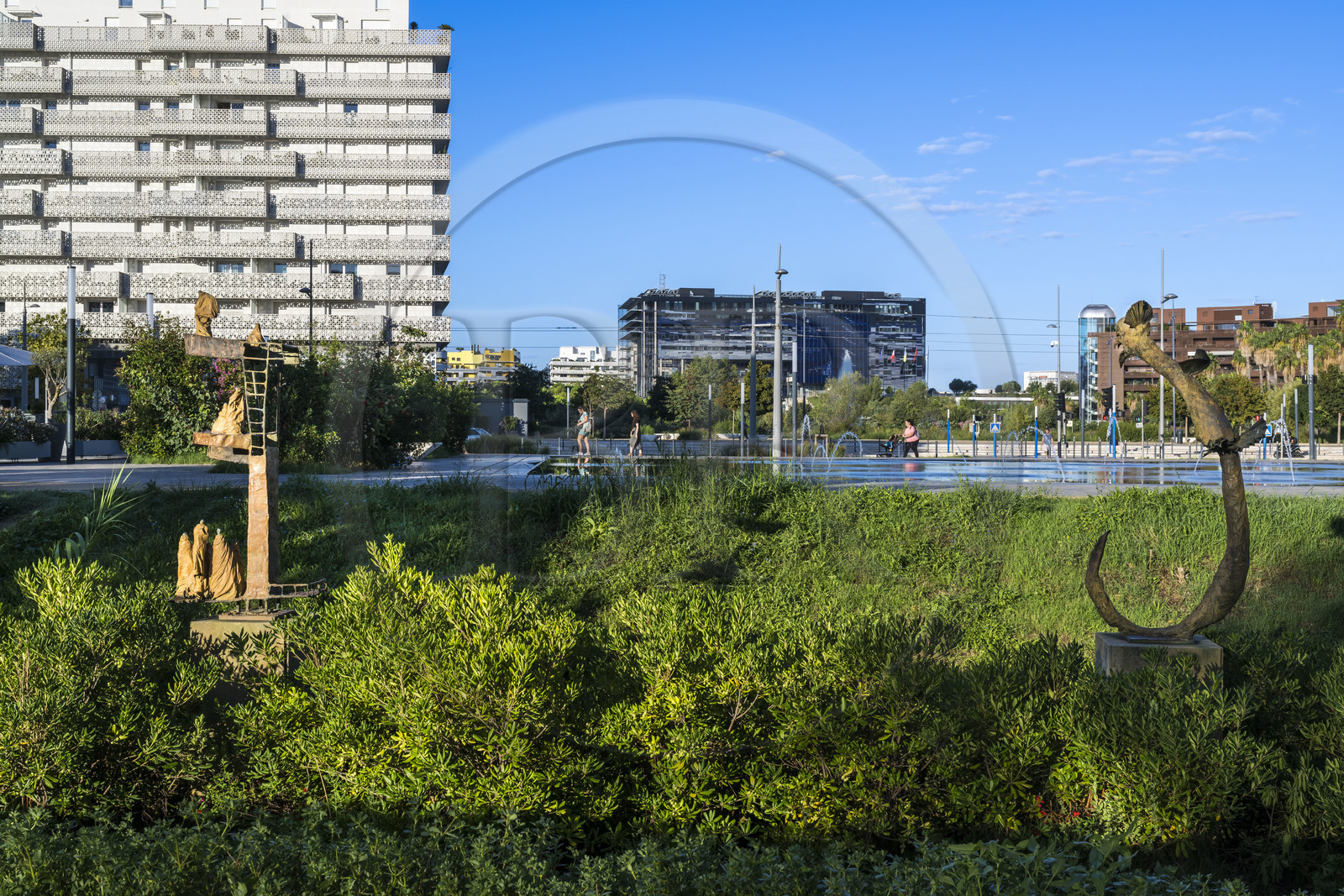 France, Hérault (34), Montpellier,  quartier de Port Marianne, sculptures en bordure du miroir d'eau sur l'avenue Raymond Dugrand et l'Hotel de Ville en arrière plan