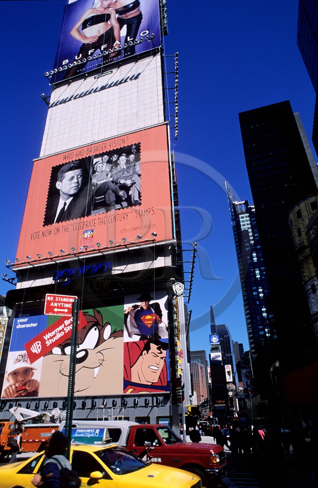 Etats-Unis, New York, Manhattan, panneaux publicitaires géants sur un immeuble de Midtown vers Times Square