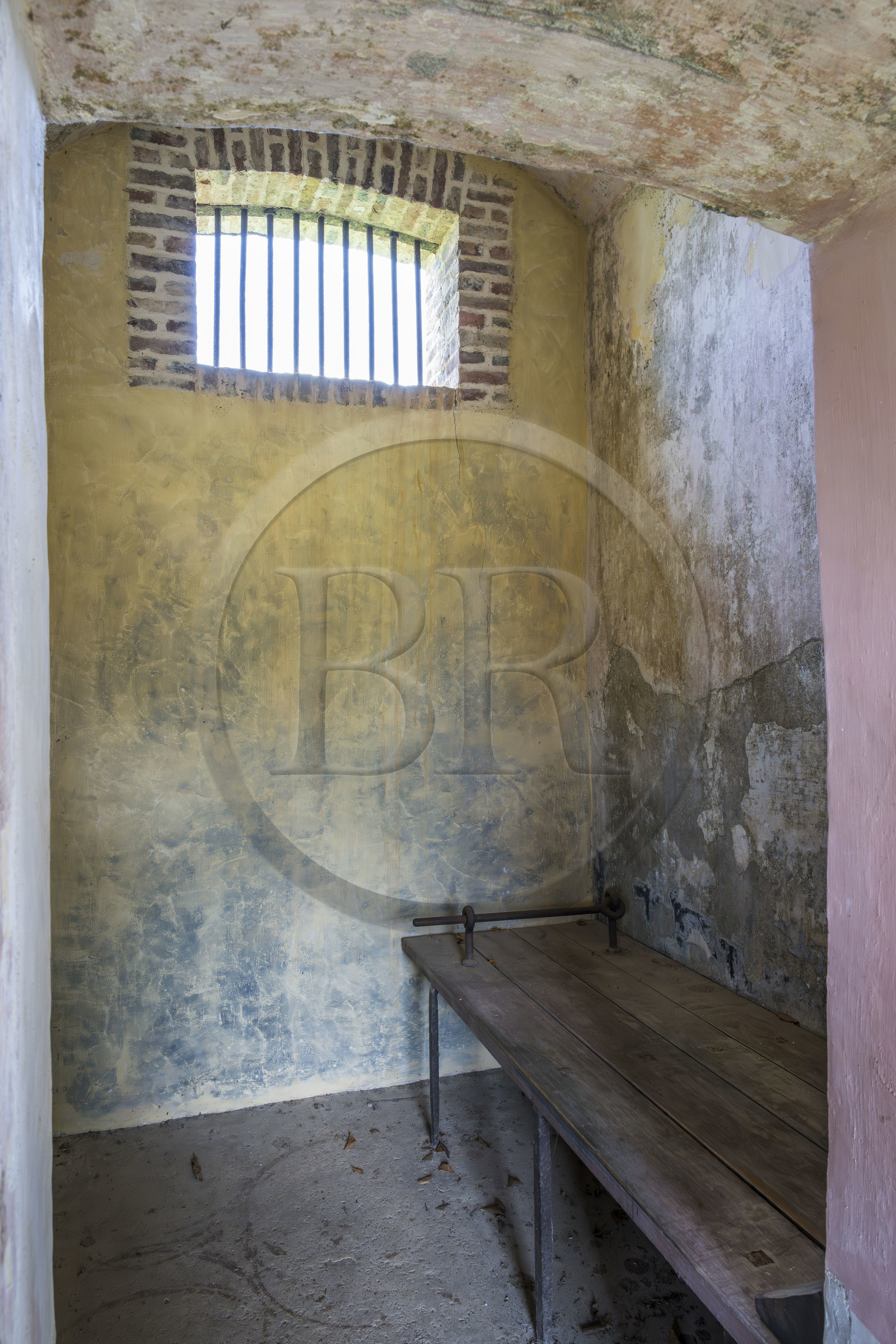 France, Guyane, Saint-Laurent-du-Maroni, bagne ou Camp de la Transportation, les quartiers disciplinaires, intérieur d'une cellule individuelle, planche lit sur laquelle les pieds du bagnard était entravés