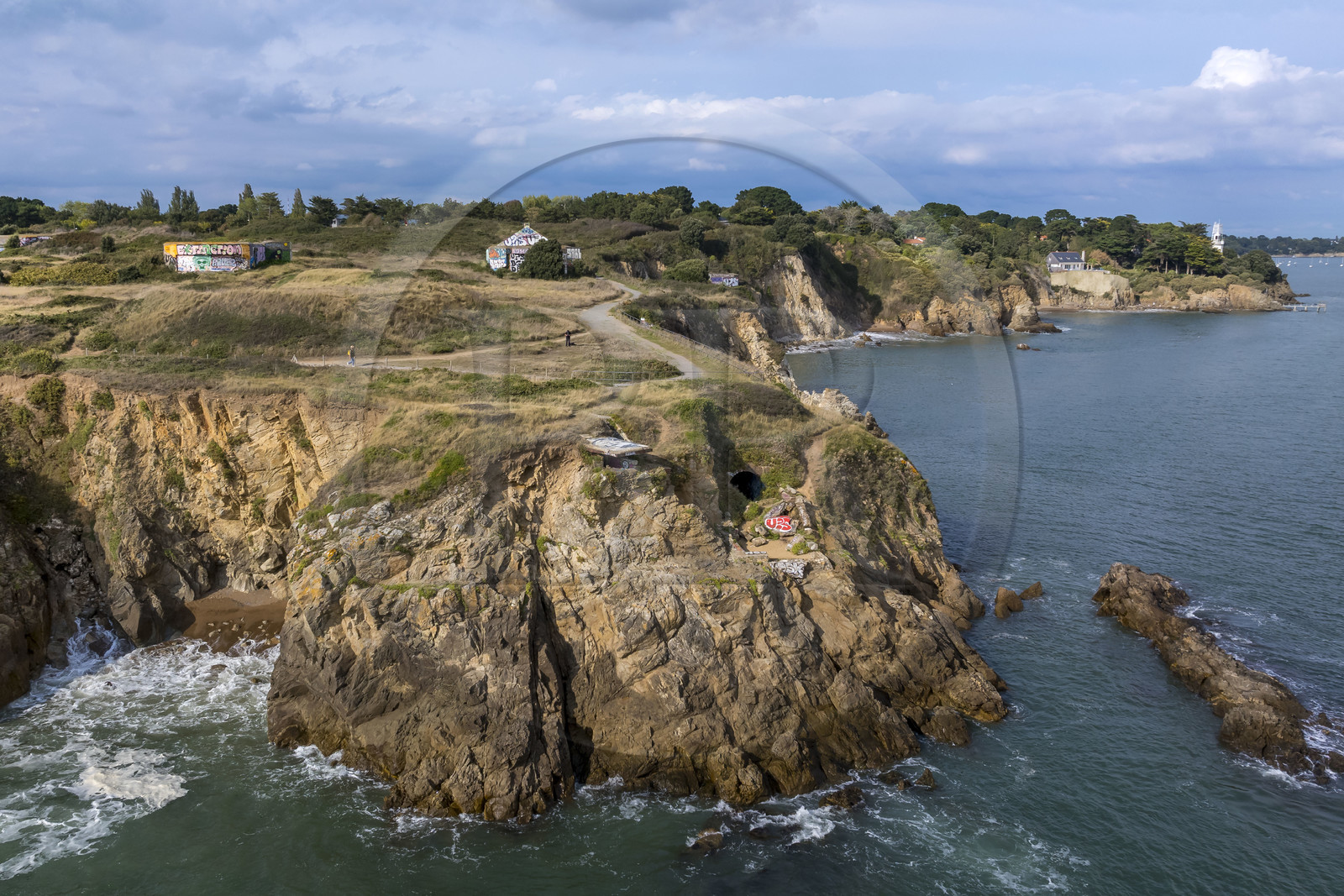 France, Loire-Atlantique (44), Estuaire de la Loire, Saint-Nazaire, Pointe de l'Eve, anciennes batteries bunkers assorties de toits en pignons transformées par les Allemands pour évoquer de loin des silhouettes de maisons (vue aérienne)