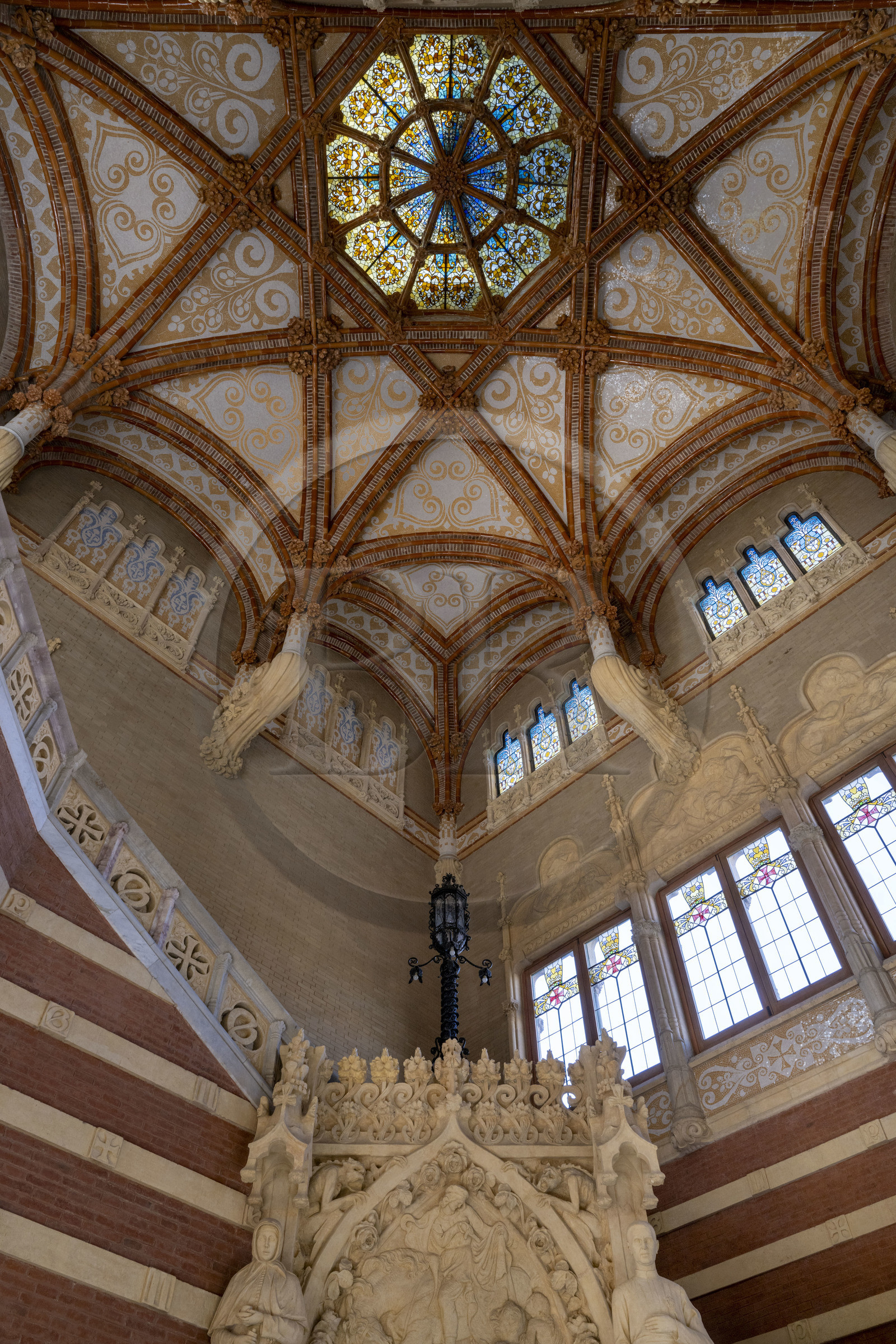Espagne, Catalogne, Barcelone, quartier d'El Guinardo, ancien Hospital de la Santa Creu i de Sant Pau classé Patrimoine Mondial de l'UNESCO, de style moderniste par l'architecte Domenech i Montaner, aujourd'hui un musée et un centre culturel, l'escalier d'honneur du vestibule du batiment de l'administration avec son plafond vouté orné de mosaïques