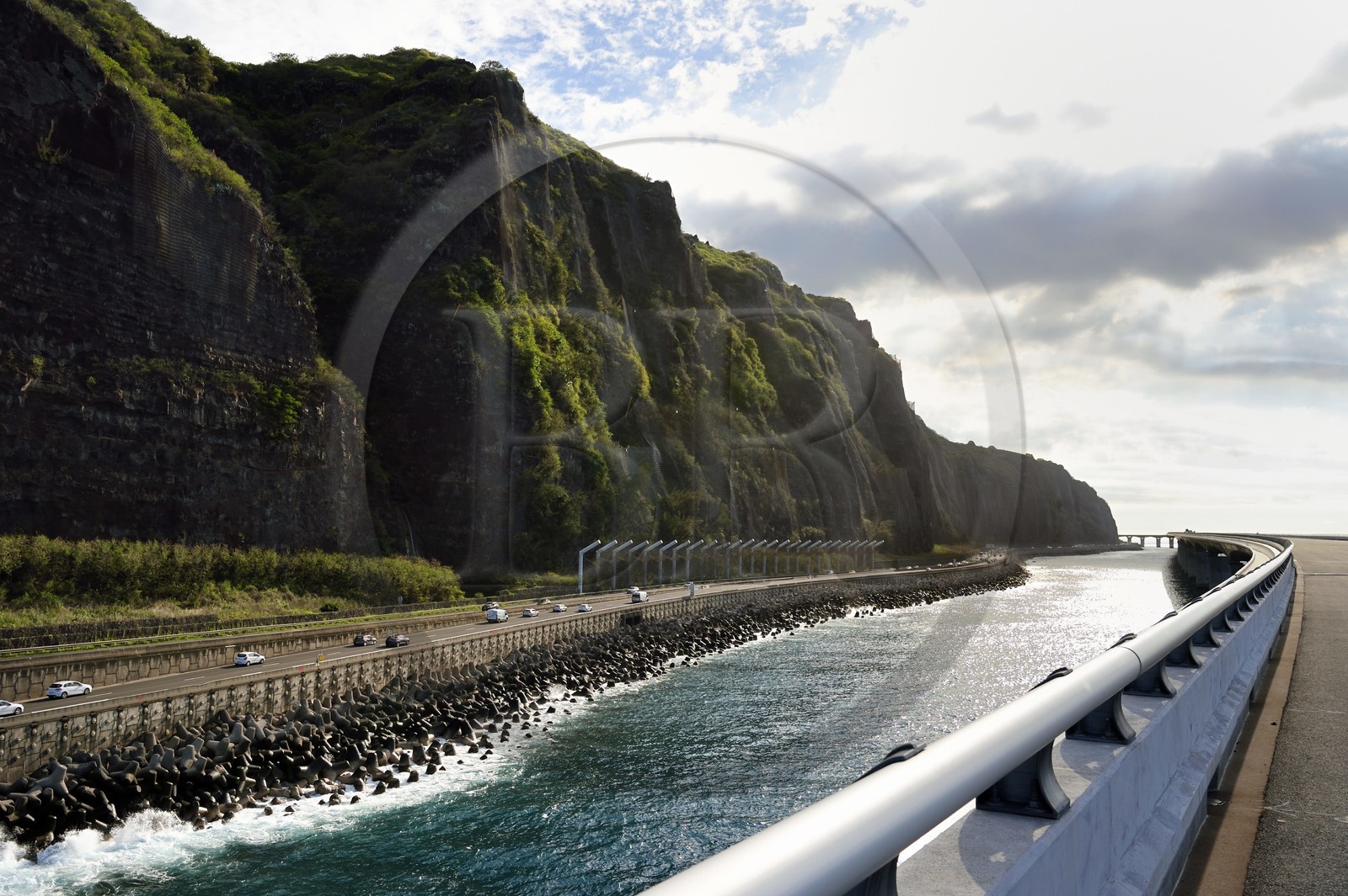 France, Ile de la Reunion, Saint-Denis, l'ancienne route nationale toujours sous la menace de chutes de pierres et la Nouvelle Route du Littoral (NRL) sur la droite, viaduc maritime long de 5,4 km entre la capitale Saint-Denis et le principal port de commerce à l’Ouest