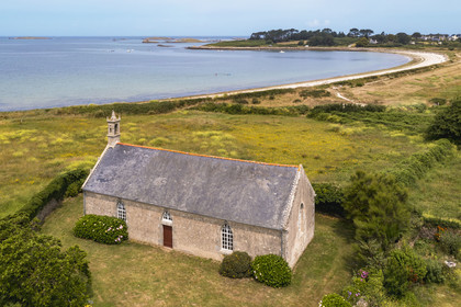 France, Finistère (29), Pays des Abers, Landeda, chapelle de Brouennou située en bordure de l'estuaire de l'Aber Benoit dans l'anse de Brouennou (vue aérienne)