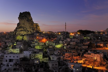 Turquie, Anatolie Centrale, province de Nevsehir, Cappadoce classée Patrimoine Mondial de l'UNESCO, village d' Ortahisar à la tombée de la nuit