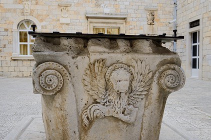 Croatie, Dalmatie, côte dalmate, Trogir, centre historique classé Patrimoine Mondial de l'UNESCO, le lion ailé de la république vénitienne sur la puit de la cour de l'Hotel de Ville