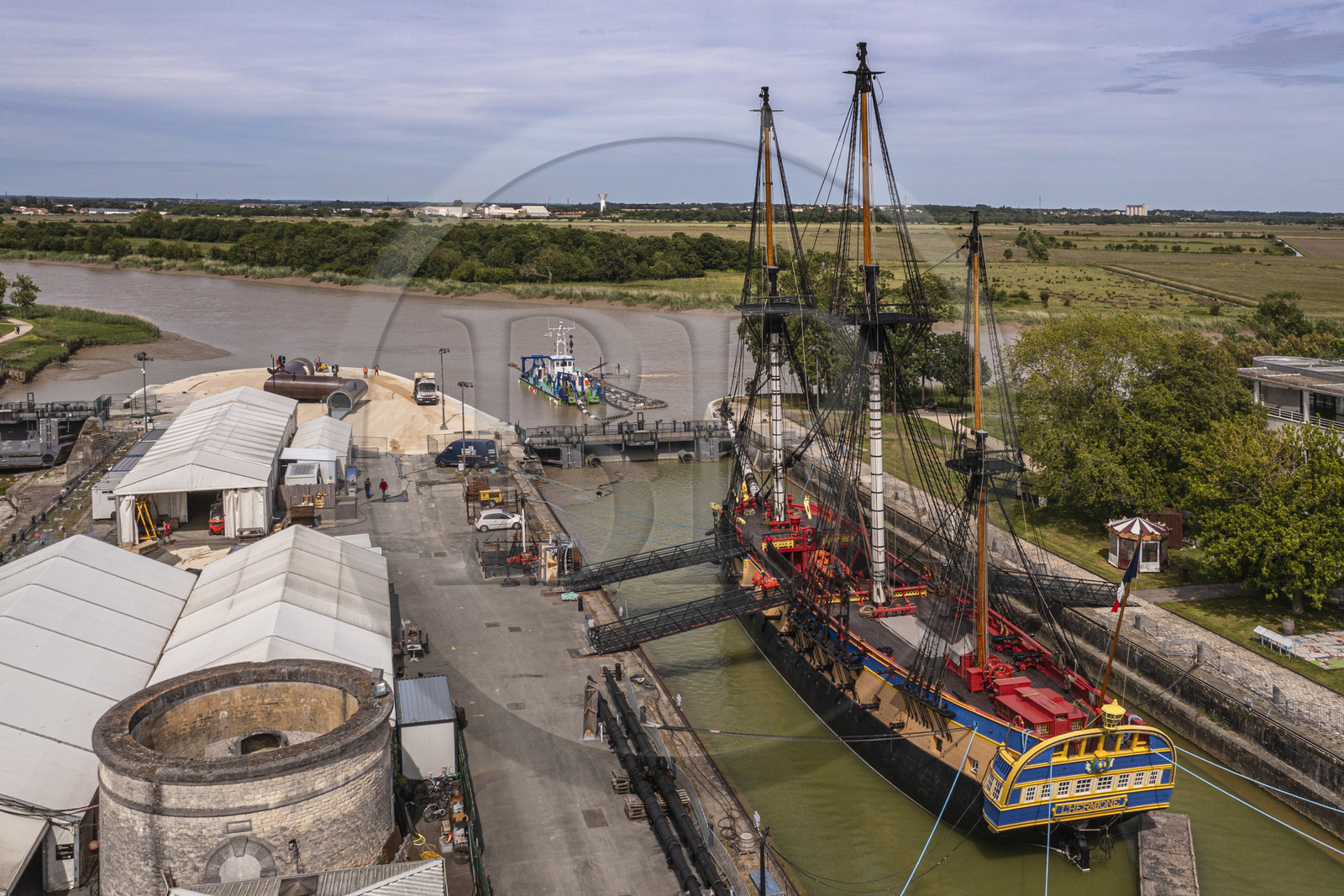France, Charente-Maritime (17), Rochefort, Centre International de la mer dans l'ancien Arsenal maritime de Rochefort, la frégate Hermione dans la forme de radoub, c'est la réplique du trois-mats où le marquis de Lafayette embarqua pour l’Amérique en 1780 (vue aérienne)