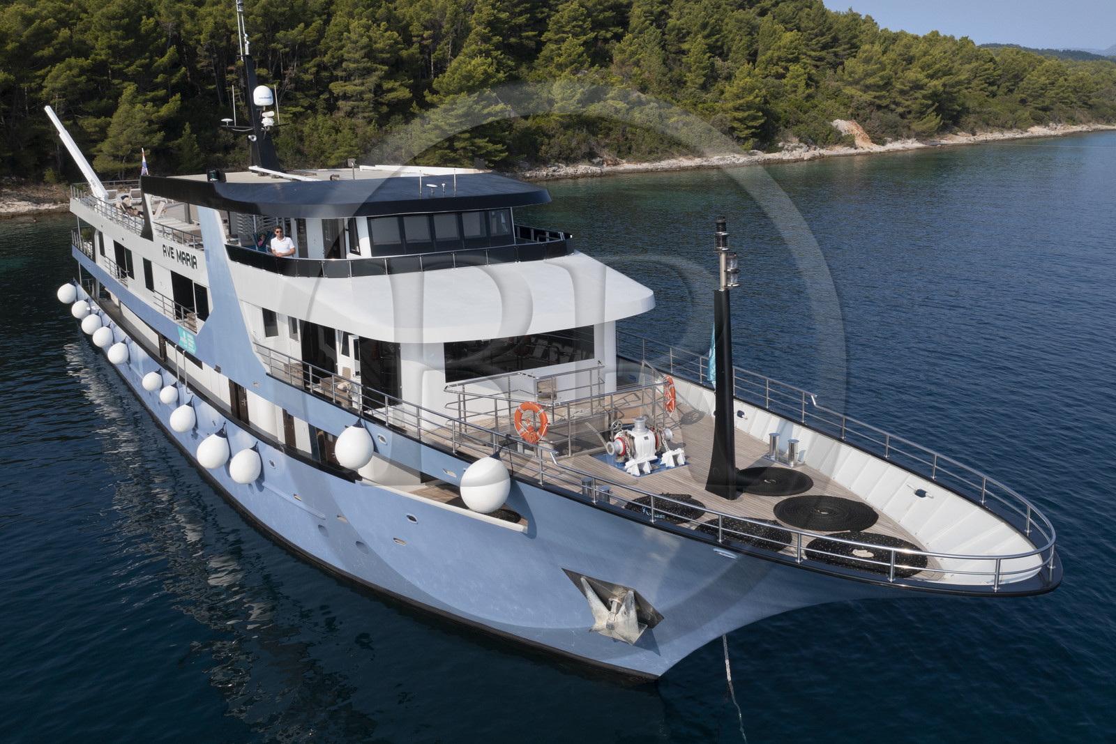 Croatie, Dalmatie, cote dalmate,mouillage d'un bateau de croisière dans l'archipel de Skoji en bordure de l'Ile de Korcula (vue aérienne)