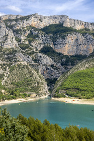 France, Alpes-de-Haute-Provence (04), parc naturel régional du Verdon, lac de Sainte-Croix et le pont de Galetas à l'entrée des Gorges du Verdon
