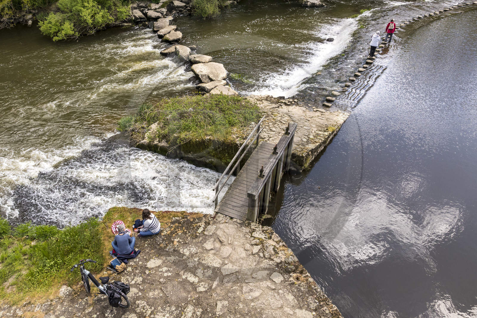 France, Vendée (85), Saint-Malô-du-Bois, vallée du Poupet, pic-nique au moulin de l'auberge du Poupet en bordure de la Sèvre Nantaise (vue aérienne)