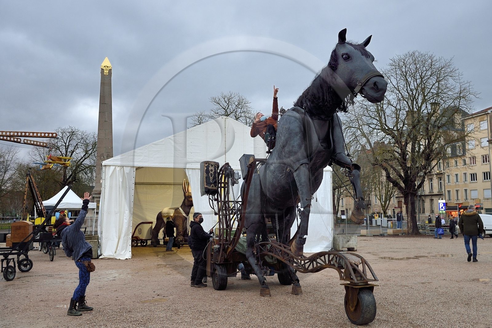 France, Meurthe-et-Moselle (54), Nancy, préparatifs pour le défilé de la Saint-Nicolas place Carnot, cheval marionnette mécanique de la Compagnie Paris-Benares
