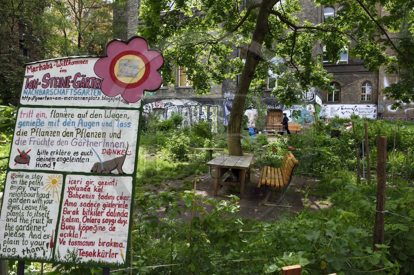 Germany, Berlin, Kreuzberg district, Kunstraum Kreuzberg-Bethanien in a former hospital, neighborhood garden Ton-Steine-Garten
