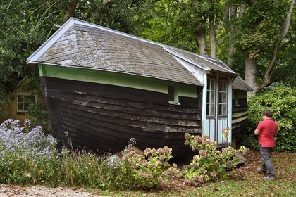 France, Seine-Maritime (76), Pays de Caux, Côte d'Albâtre, Etretat, la maison de Guy de Maupassant appelée La Guillette, caloge qui servait de logement pour son valet François Tassart, c'est une cabane aménagée à partir d'un ancien bateau de pecheur devenu impropre à la navigation