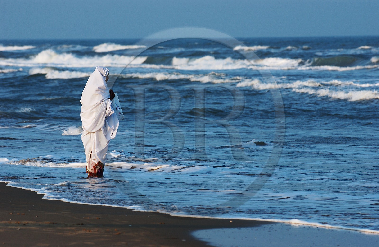 Inde, Territoire de Pondichéry, femme en tenue de deuil sur une plage de Pondichéry