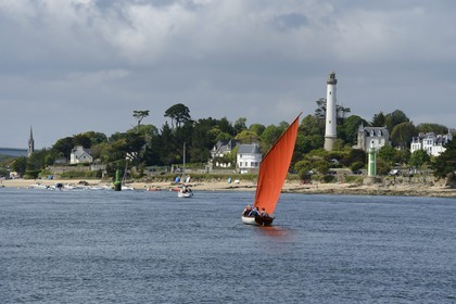 France, Finistère (29),  Bénodet, Anse du Trez, arrivée de la yole Poull Mousig dans l'estuaire de l'Odet