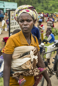 Rwanda, Province du Nord, District de Musanze (Ruhengeri), jour de marché à Muryabazira sur la Route Nationale 4 entre Kigali et Ruhengori, femme transportant son bébé dans son dos