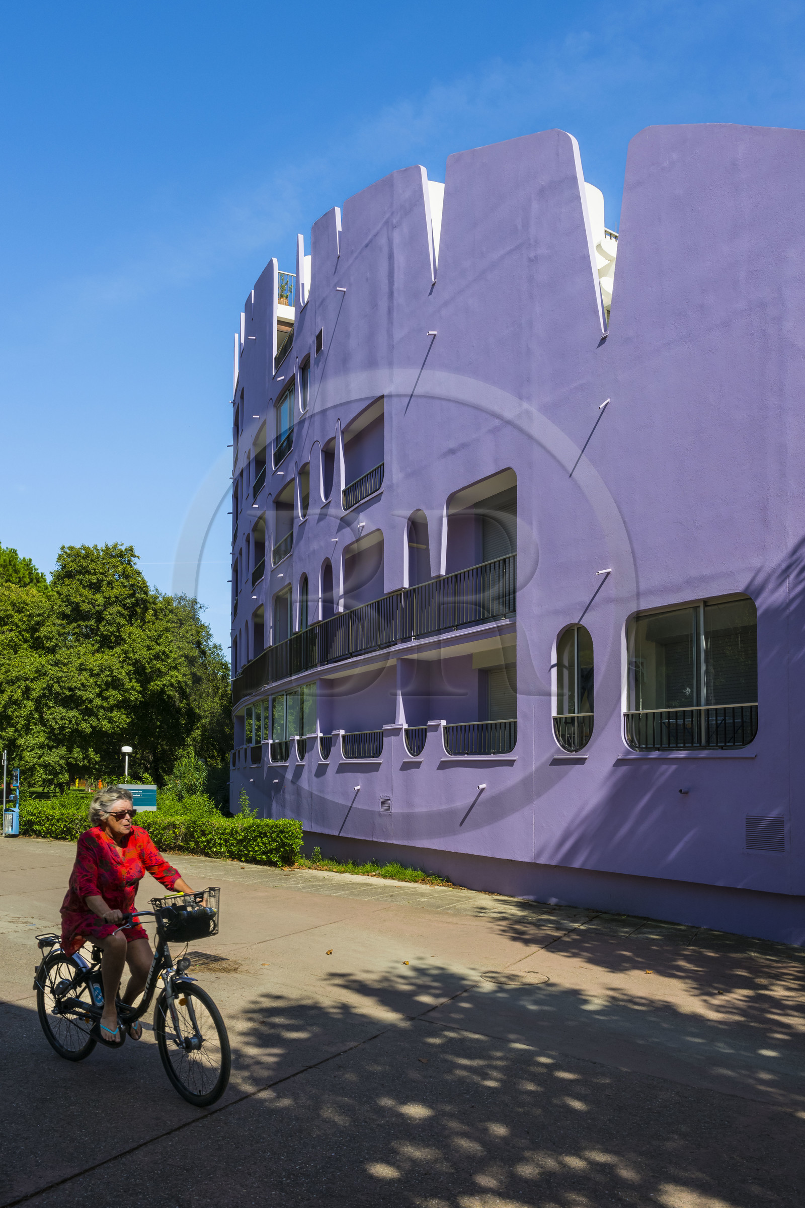 France, Hérault (34), La Grande-Motte, labellisé patrimoine du XXème siècle, quartier du Couchant à l'ouest du port, l'immeuble le Paradis du Soleil des architectes Jean Balladur et Jean-Bernard Tostivint