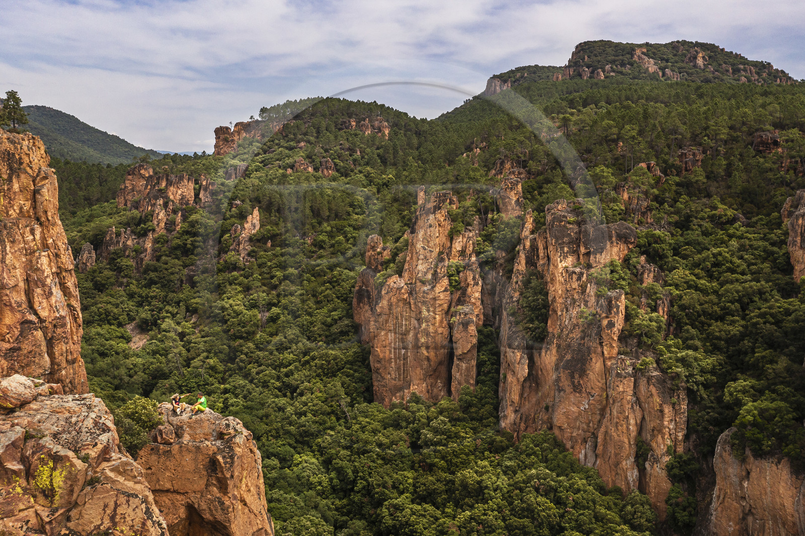 France, Var (83), entre Bagnols-en-Forêt et Roquebrune-sur-Argens, randonneurs à l'entrée des Gorges du Blavet (vue aérienne)