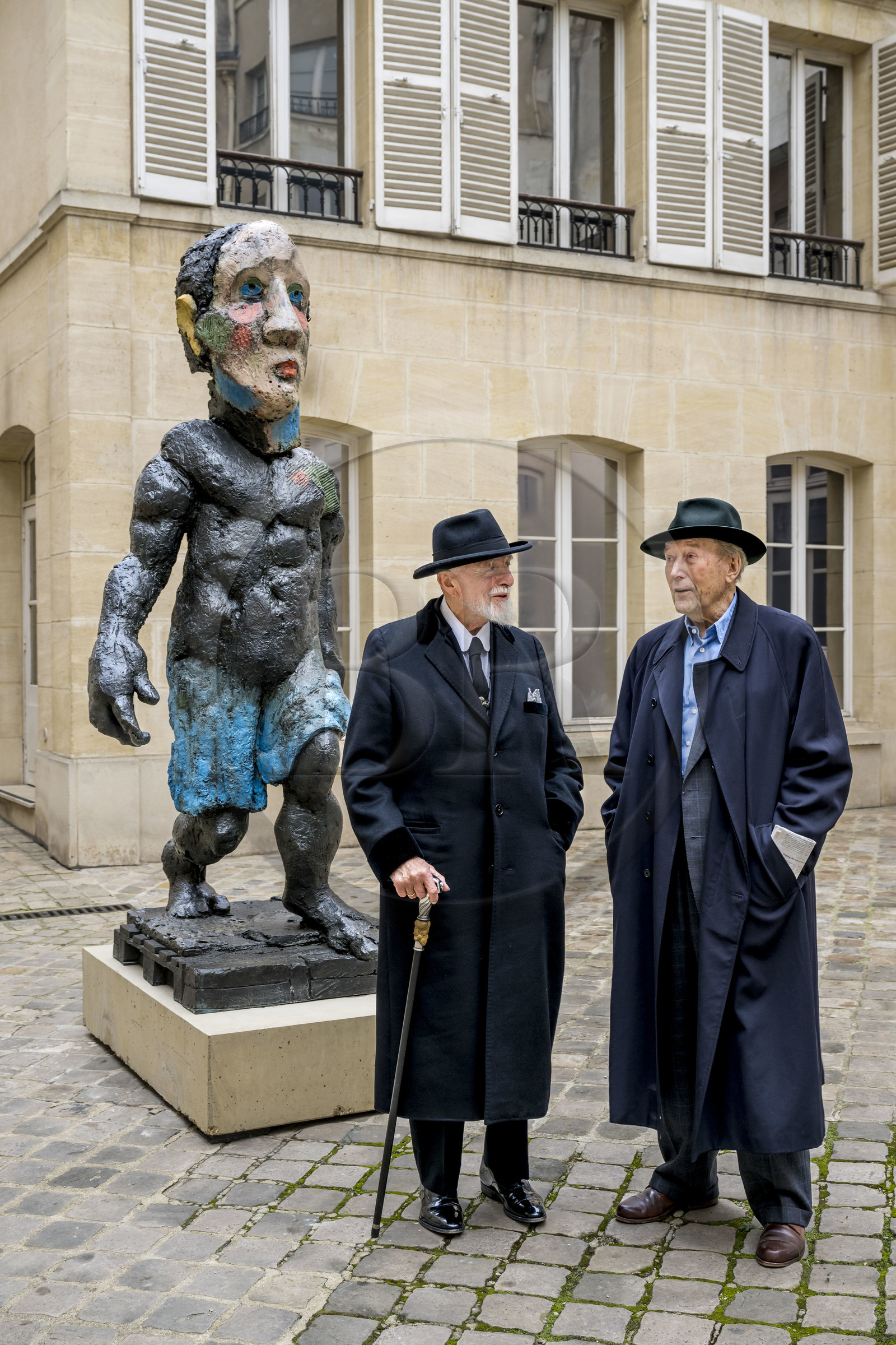 France, Paris (75), Musée Maillol, le peintre et sculpteur allemand Markus Lüpertz lors de son exposition en dialogue avec l'oeuvre d'Aristide Maillol, son galeriste Michael Werner à sa droite,  Der Morgen oder Hölderlin, 2011, Bronze peint