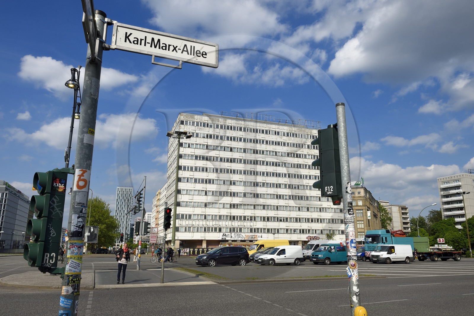 Allemagne, Berlin, la Karl-Marx Allee est la plus grande artère du pays menant d'Alexanderplatz à Frankfurter Tor et le régime communiste y faisait défiler son armée chaque année