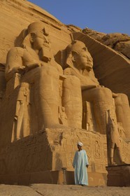 Egypte,  Lac Nasser, Abou Simbel, le gardien devant le Grand Temple de Ramses II