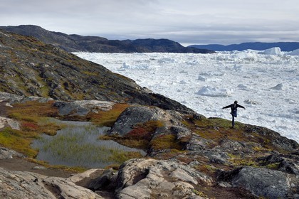 Groenland, cote ouest, baie de Disko, Ilulissat, randonneur en bordure du fjord glacé classé Patrimoine Mondial de l'UNESCO qui est l’embouchure maritime du glacier Sermeq Kujalleq (Jakobshavn Glacier), le journaliste Yves Cornu