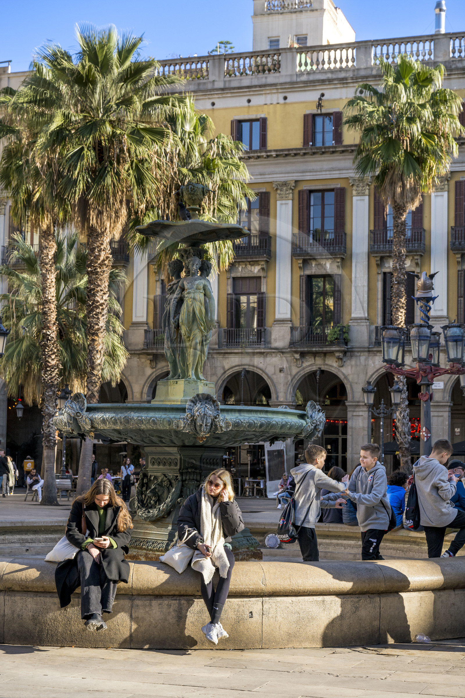 Espagne, Catalogne, Barcelone, quartier Barrio Gotico (quartier Gothique), près de las Ramblas, la Placa Reial (Place Royale)
